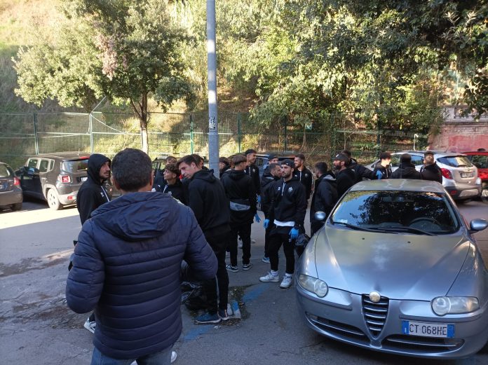 Siena, Siena Fc, i giocatori a pulire l’esterno del Franchi: ”Vogliamo tornare lì, vederlo e non poterci giocare è&nbsp;fastidioso”