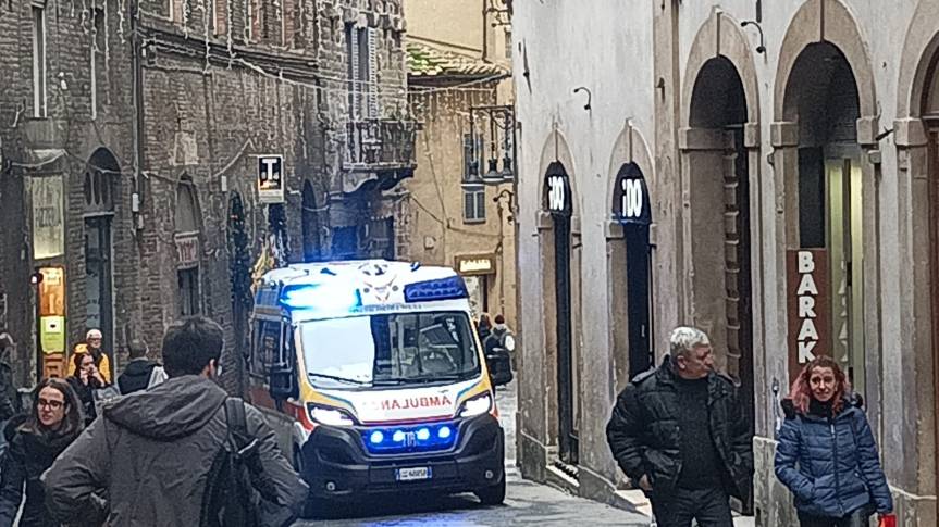 Siena: Rissa in Piazza del Campo, intervengono forze dell’ordine ed un’ambulanza