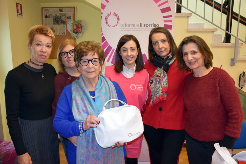 Siena, Laboratori di bellezza per le pazienti oncologiche: all’Aou Senese, l’Associazione Serena – gruppo di aiuto per donne operate al seno, offre corsi gratuiti di make-up per aiutare le donne a riacquistare benessere psico-fisico e autostima con il progetto “La Forza e il&nbsp;sorriso”