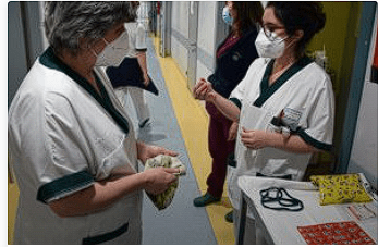 Siena, Torna la tombola durante l’emodialisi: il team infermieristico di Nefrologia, dialisi e trapianto allieta il Natale dei&nbsp;pazienti