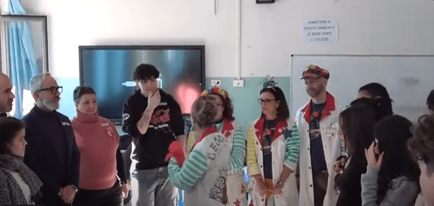 Siena: Didattica del sorriso, gli studenti del Caselli a scuola di clownterapia con Nasienasi&nbsp;VIP