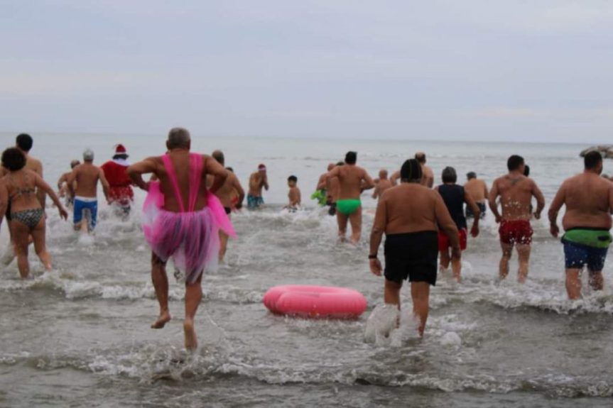 Toscana, Follonica: chi si tuffa a Capodanno….si tuffa tutto&nbsp;l’anno