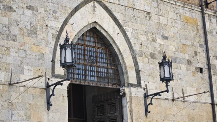 Siena: Santa Maria della Scala, sono tornate le antiche&nbsp;lanterne