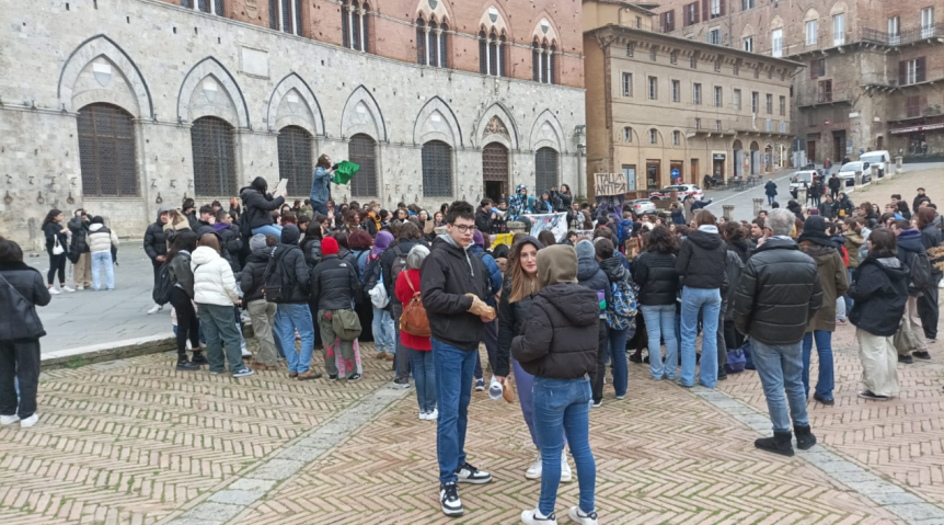 Siena, Gli studenti in Piazza del Campo contro i fatti di Pisa e Firenze: “Mai più manganellate”