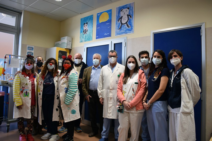 Siena, Pronto soccorso pediatrico: le associazioni di volontariato “Nasi e Nasi Vip Siena” e “Le Bollicine” realizzano quadri per rendere gli ambienti più allegri e&nbsp;confortevoli