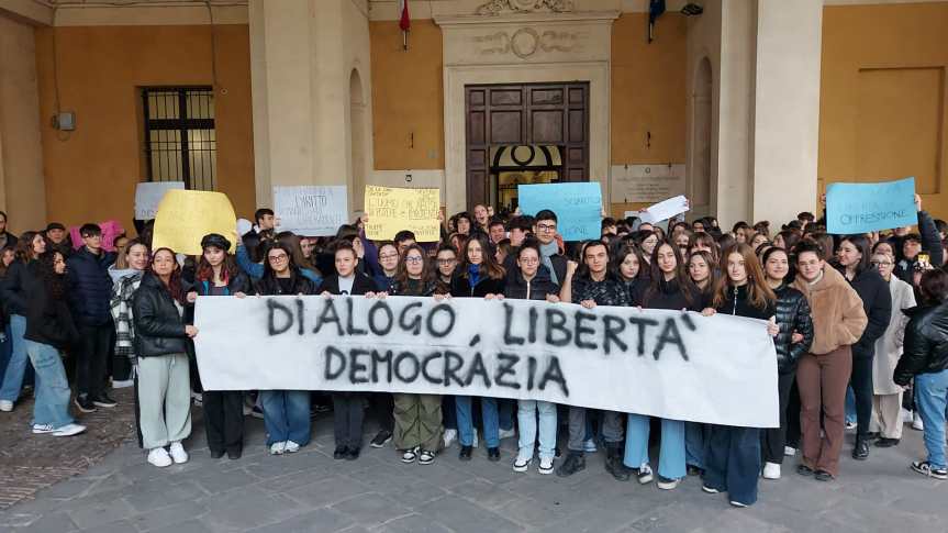 Siena: Manifestazione a Pisa, lettera dei docenti del Liceo Buoninsegna e il sit in al&nbsp;Piccolomini