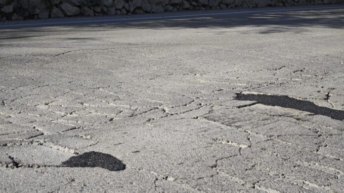 Siena: Via Peruzzi, messa la “toppa” ma l’asfalto della strada è in pessime&nbsp;condizioni