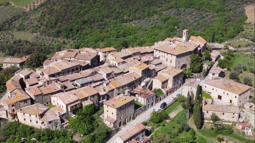 Siena: Castelnuovo dell’Abate, da borgo in rovina a elegante residenza turistica