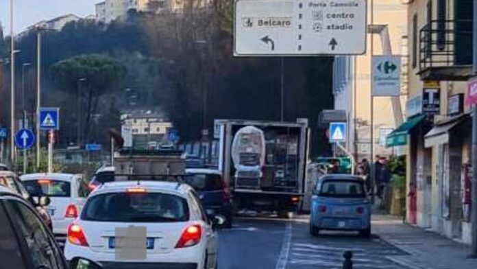 Siena: Colonna San Marco, traffico bloccato per rifornimento