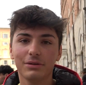 Siena, La Ferrari del pilota senese Croccolino in Piazza del Campo: “Un’emozione unica”