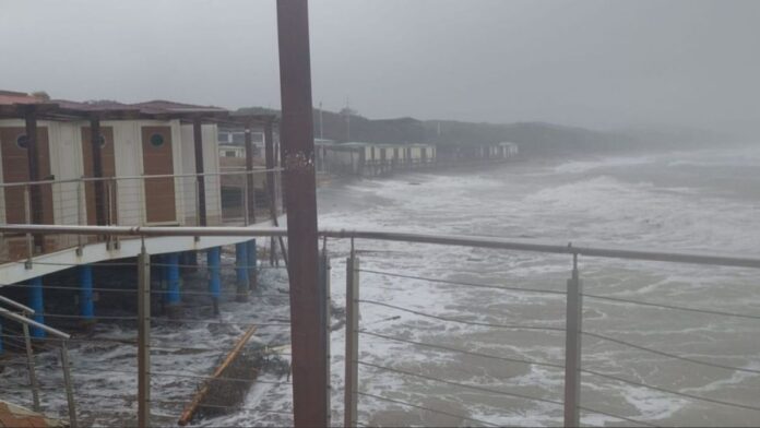 Toscana: Castiglione della Pescaia, la mareggiata porta via la&nbsp;spiaggia