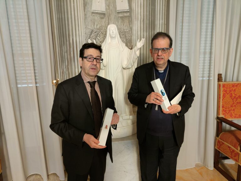 Siena: il Questore Milone consegna l’olio di Capaci al cardinale&nbsp;Lojudice