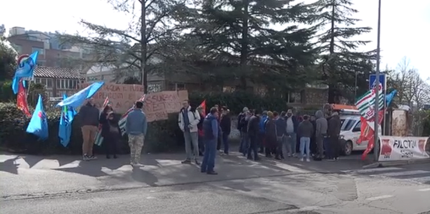 Siena, Protesta lavoratori Enel, sindacati uniti contro esternalizzazioni: “Gravi carenze di personale”