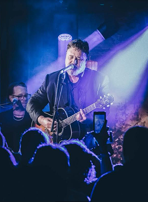 Siena: Russell Crowe e The Gentlemen Barbers in concerto in Piazza del&nbsp;Campo