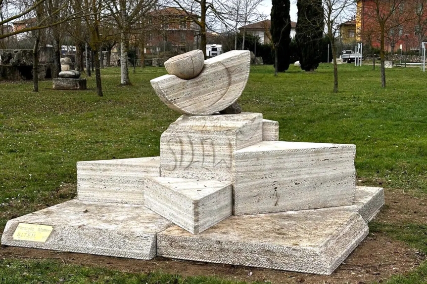 Provincia di Siena: Rapolano Terme, nuova scultura in travertino nel Parco dell’Acqua