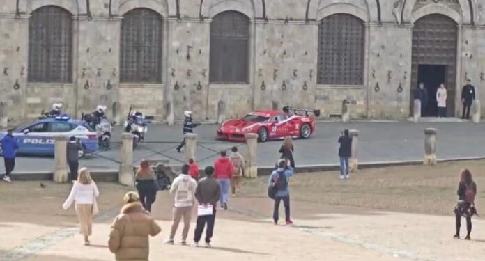 Siena: il cavallino nero della Ferrari arriva in Piazza del Campo
