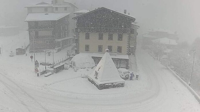 Toscana, Italia spaccata in due: la neve ricopre l’Appennino. Allarme valanghe in Emilia Italia spaccata in due: la neve ricopre l’Appennino. Allarme valanghe in Emilia