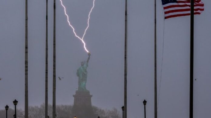 Siena: Spettacolare foto del fulmine che colpisce la Statua della&nbsp;Libertà