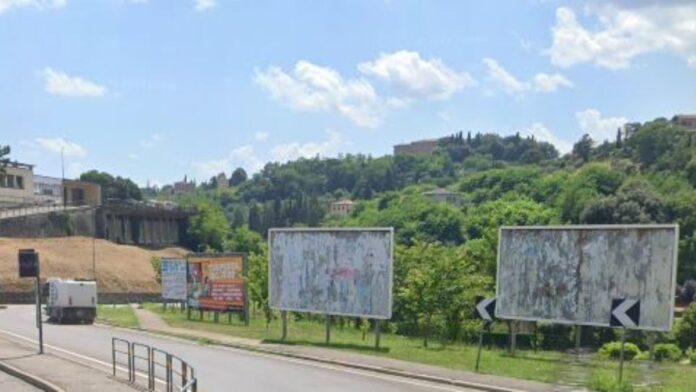 Siena: La brutta pubblicità dei cartelloni per affissioni pubblicitarie inutilizzati da&nbsp;anni