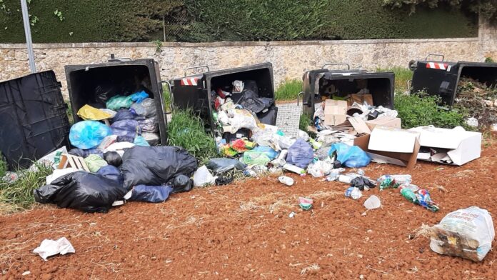 Provincia di Siena: Sovicille, cassonetti capovolti e spazzatura lungo la&nbsp;strada