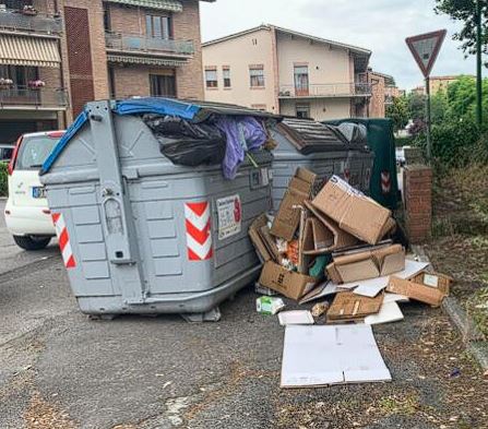 Siena: rifiuti di ogni genere abbandonati ai cassonetti in Strada di&nbsp;Busseto