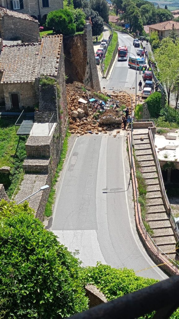 Provincia di Siena: Crollano le Mura duecentesche di Volterra, e bloccano la provinciale&nbsp;15