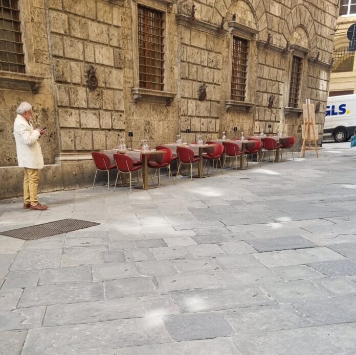 Siena, Nuova concessione di suolo pubblico: spuntano tavoloni davanti al Rettorato