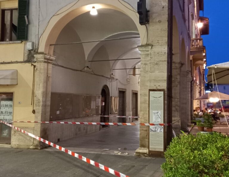 Provincia di Siena: Pezzi di intonaco caduti in Piazza Arnolfo a Colle Val&nbsp;d’Elsa