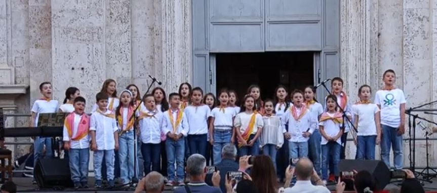 Siena: cori dei Gruppi Piccoli delle contrade, emozioni in Piazza Provenzano