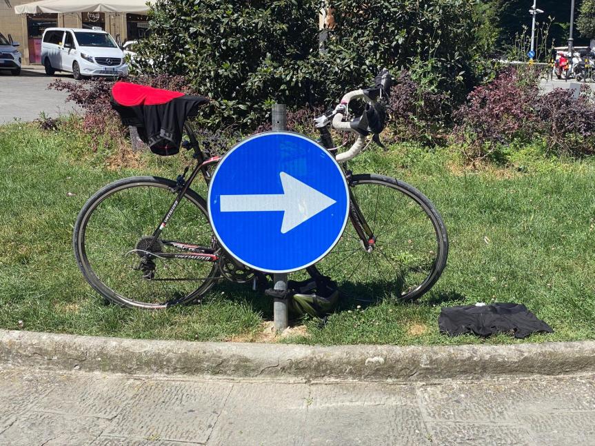 Siena: turista incatena la bici al cartello con i vestiti ad asciugare al&nbsp;sole