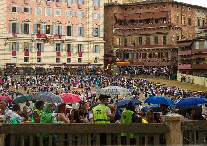 Palio di Siena: Videogallery, il Palio che slitta&nbsp;ancora