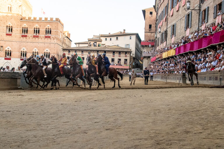 Palio di Siena, Sanna, cambio di posto “preordinato”. Tittia: “Trovato muro di tre&nbsp;Contrade”