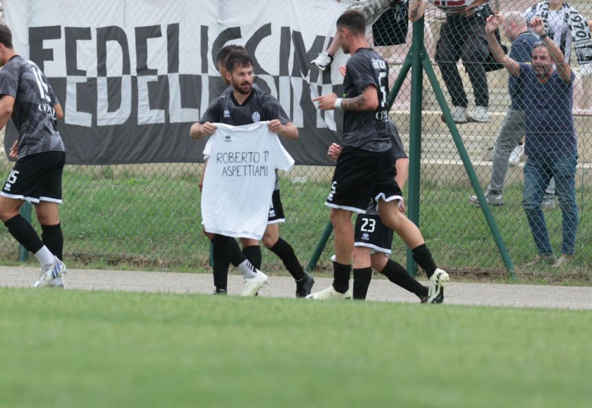 Siena, Siena Fc: Elia Galligani mostra un messaggio al tifoso Roberto Cannoni dopo  il goal a San&nbsp;Donato