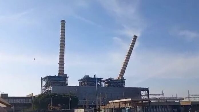 Toscana: Abbattute le ciminiere gemelle davanti a&nbsp;Follonica