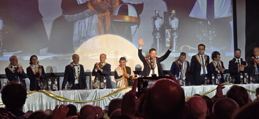 Palio di Siena: Cena con oro e velluto per 1700. Concone lungo venticinque&nbsp;metri