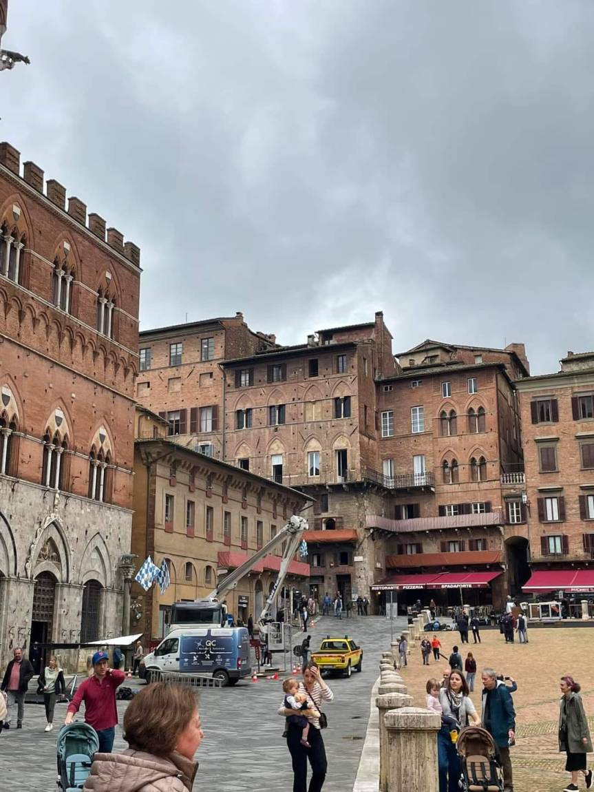 Siena: In città le riprese di ‘Solo Mio’, i contradaioli fanno le&nbsp;comparse