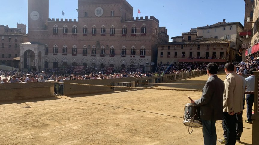 Palio di Siena, “Quando le soubrette cercavano i fantini del Palio”: la battuta del comico&nbsp;televisivo