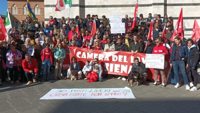 Siena: Migranti costretti a dormire all’aperto, in 250 protestano in Piazza del&nbsp;Duomo