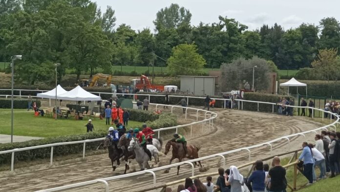 Palio di Fucecchio: Corse di Primavera, tanti senesi presenti – La&nbsp;fotogallery