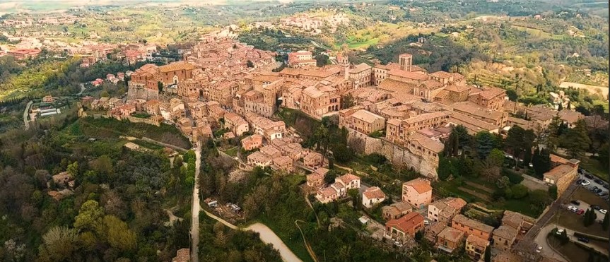 Provincia di Siena, Natale esplode a Montepulciano: tra fiamma olimpica, castelli incantati e stelle comete di&nbsp;trattori