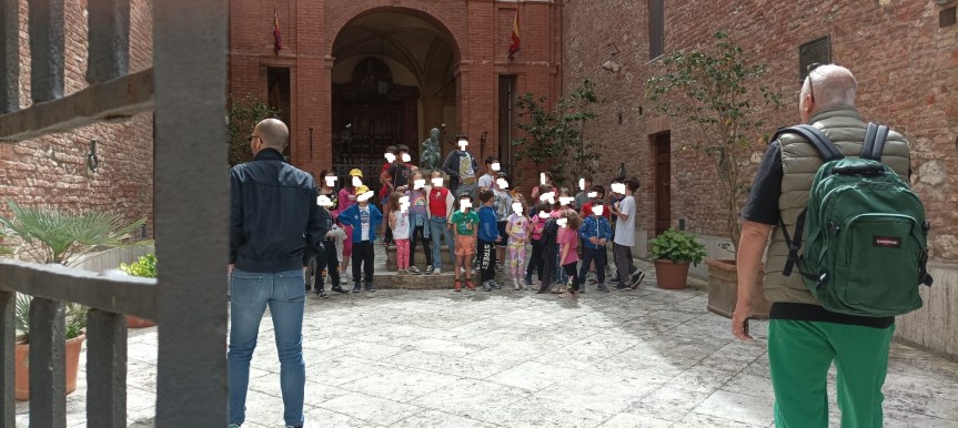 Siena: “CuriAmo” il rione. I cittini delle Contrade fanno la differenziata. Guanti, pinze e&nbsp;sacchi