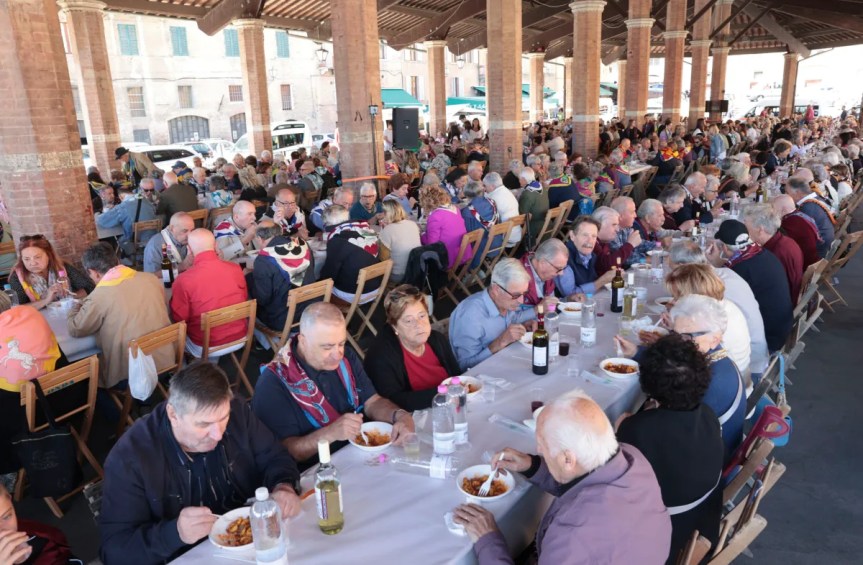 Siena, Giovani e anziani a tavola sotto il Tartarugone: si rinnova l’appuntamento “A pranzo co’&nbsp;nonni”