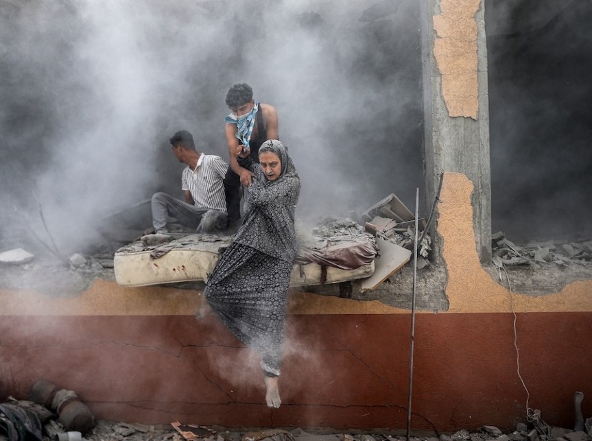 Siena: Ali Jadallah con la foto ‘Leaving home’ sui bombardamenti a Gaza è il vincitore assoluto dello straordinario SIPA&nbsp;2025