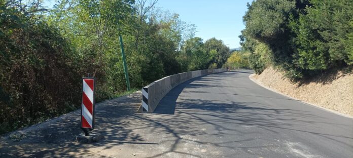 Siena: Su Strada Massetana barriera New Jersey in cemento ai bordi della&nbsp;carreggiata
