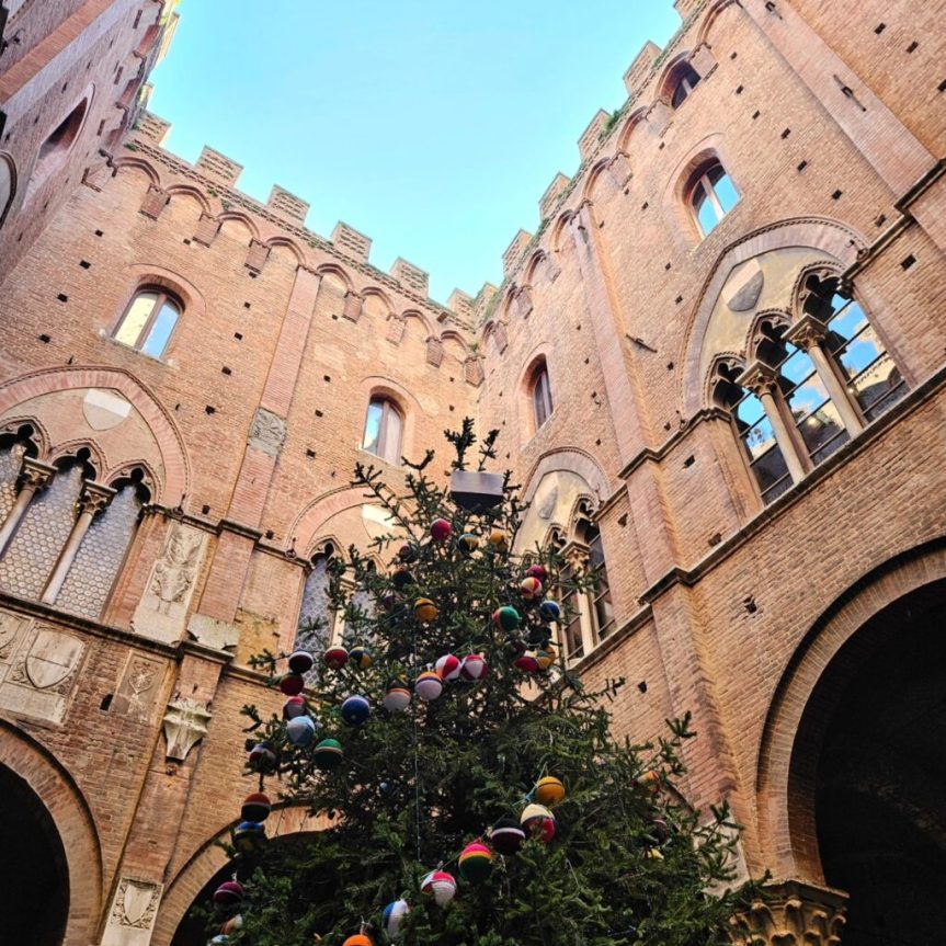 Siena: Acceso l’albero di Natale dei cittini delle&nbsp;contrade