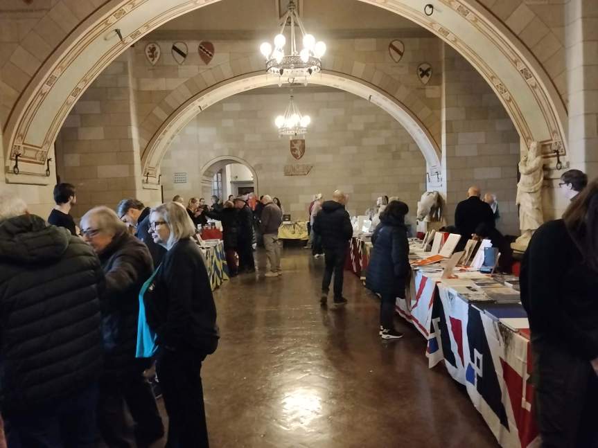 Siena, un trionfo di memoria e cultura: la mostra sull’editoria contradaiola incanta la Sala delle&nbsp;Lupe