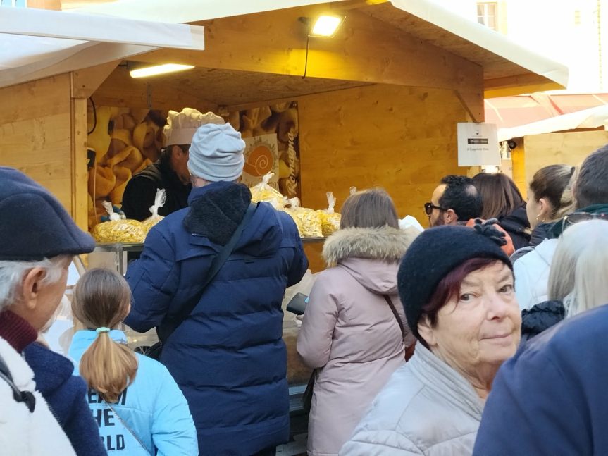 Siena: Mercato nel Campo, pienone tra le 104&nbsp;bancarelle
