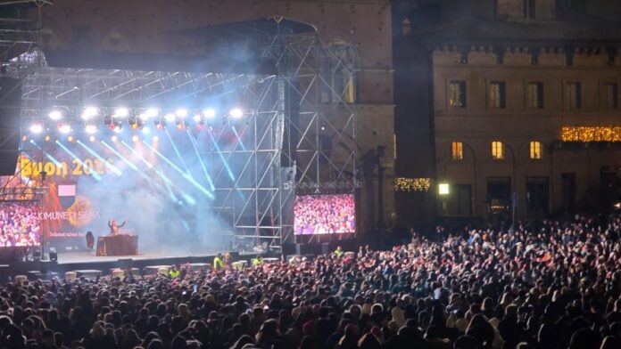 Siena, Capodanno: un ferito per petardi, cercano di danneggiare la vetrina&nbsp;Nannini