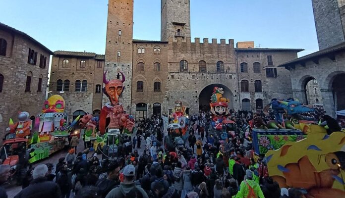 Provincia di Siena: San Gimignano, carri allegorici e musica dei Bandao per una nuova domenica di&nbsp;Carnevale